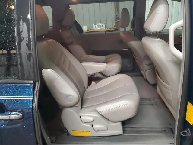 2011 TOYOTA SIENNA XLE  