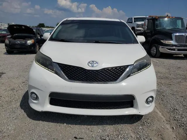 2017 TOYOTA SIENNA SE  