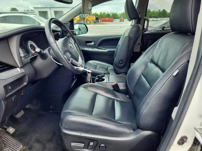 2017 TOYOTA SIENNA SE  