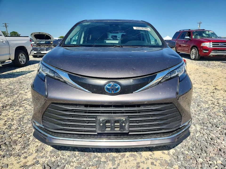 2021 TOYOTA SIENNA XLE  
