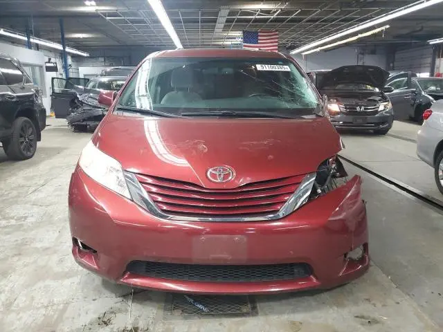 2017 TOYOTA SIENNA LE  