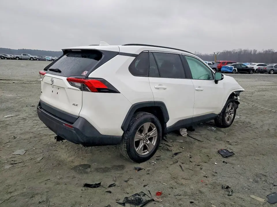 2022 TOYOTA RAV4 XLE  