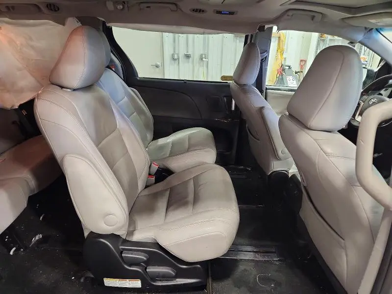 2017 TOYOTA SIENNA LIMITED PREMIUM 7-PASSENGER  