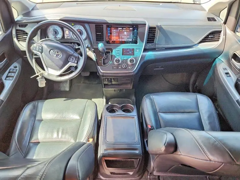2016 TOYOTA SIENNA SE  