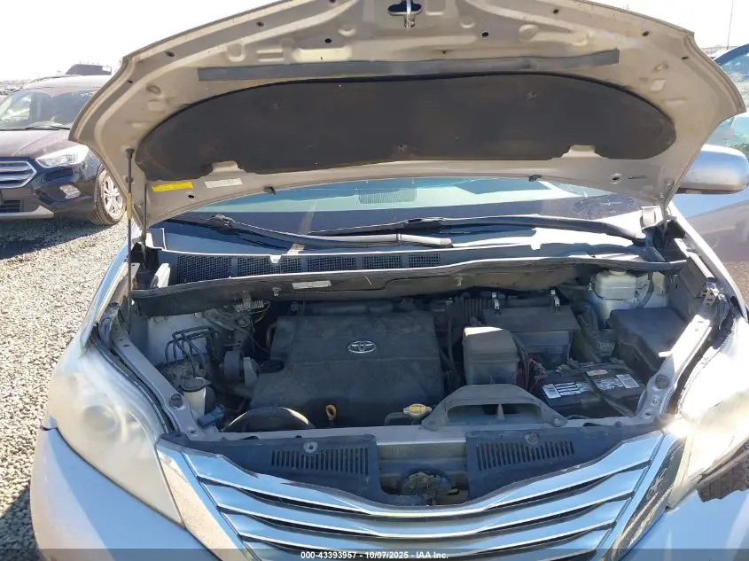 2011 TOYOTA SIENNA LIMITED