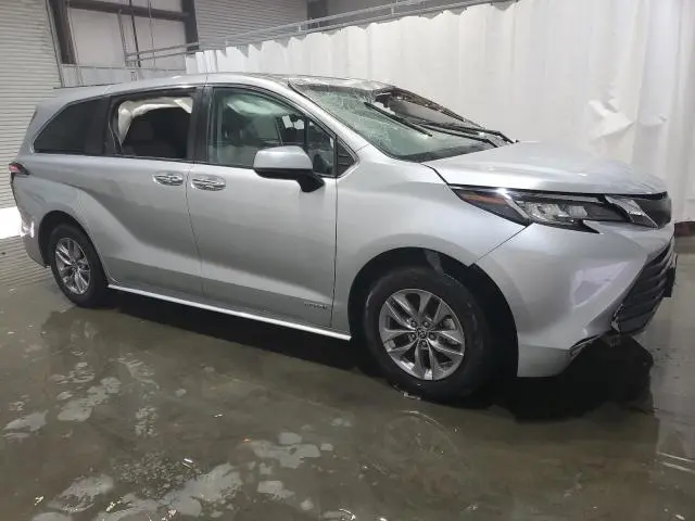 2021 TOYOTA SIENNA XLE  