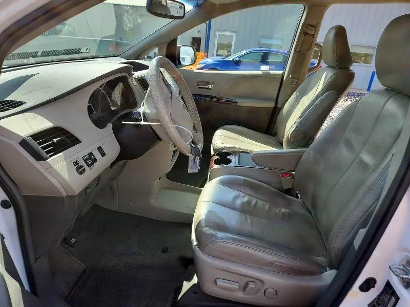 2014 TOYOTA SIENNA XLE 8-PASSENGER  