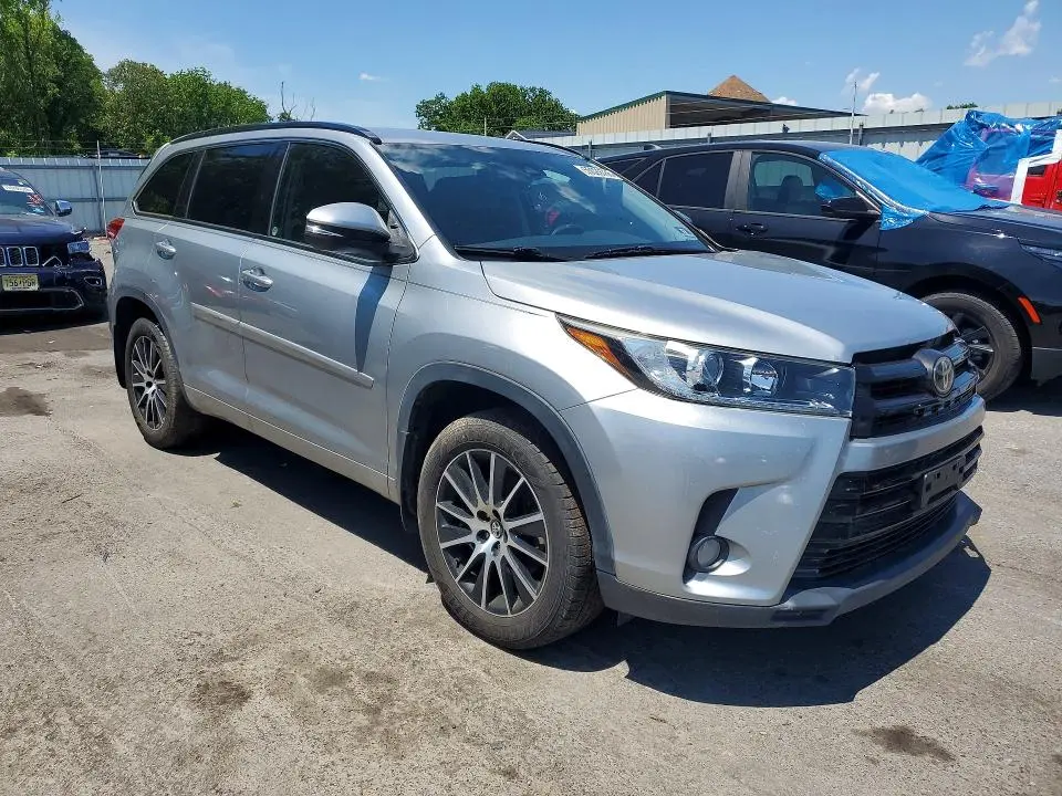 2017 TOYOTA HIGHLANDER SE  