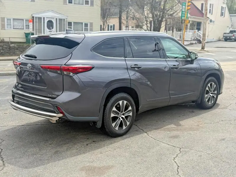 2022 TOYOTA HIGHLANDER XLE  