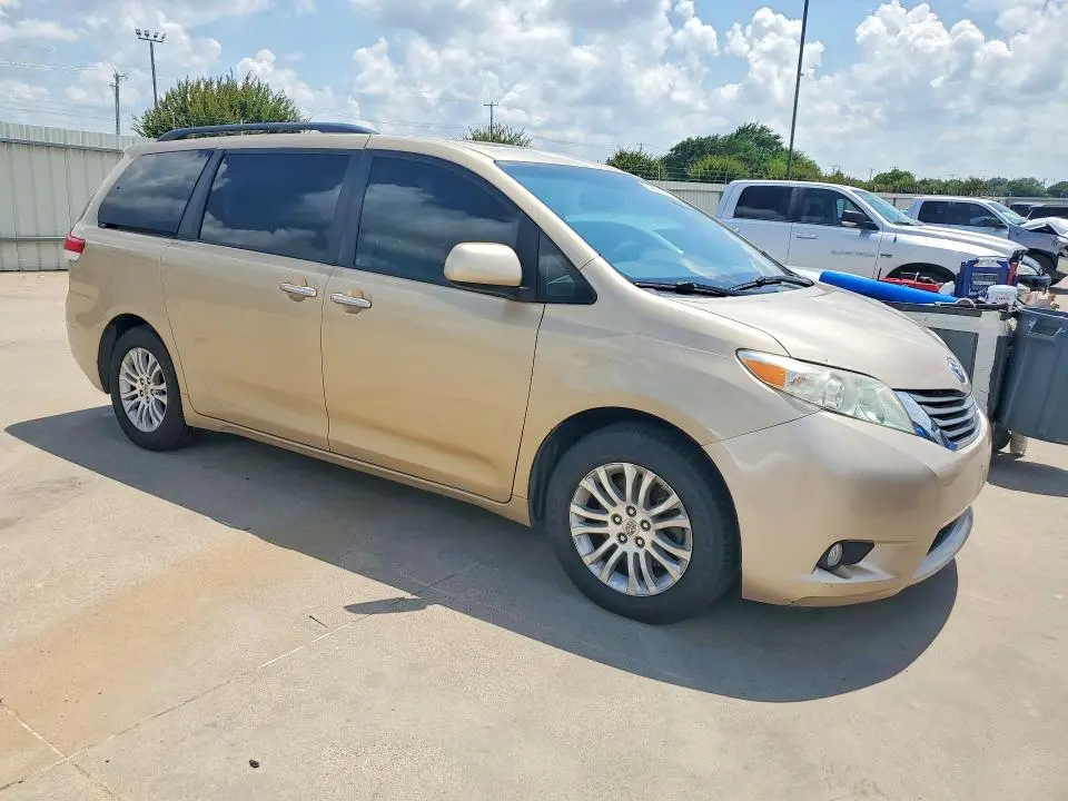 2011 TOYOTA SIENNA   