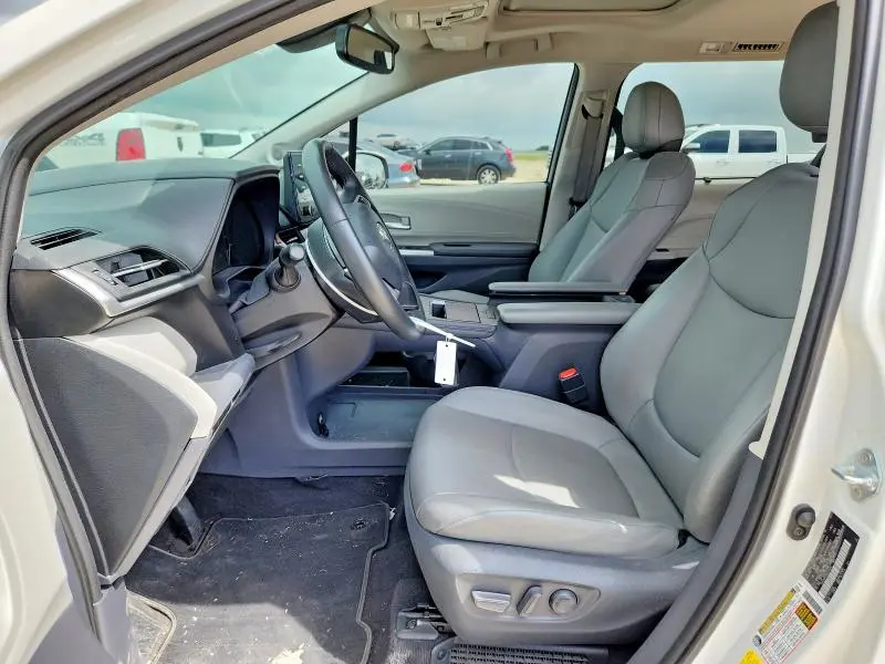 2021 TOYOTA SIENNA XLE  