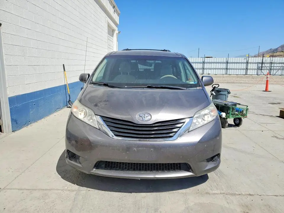 2011 TOYOTA SIENNA LE  