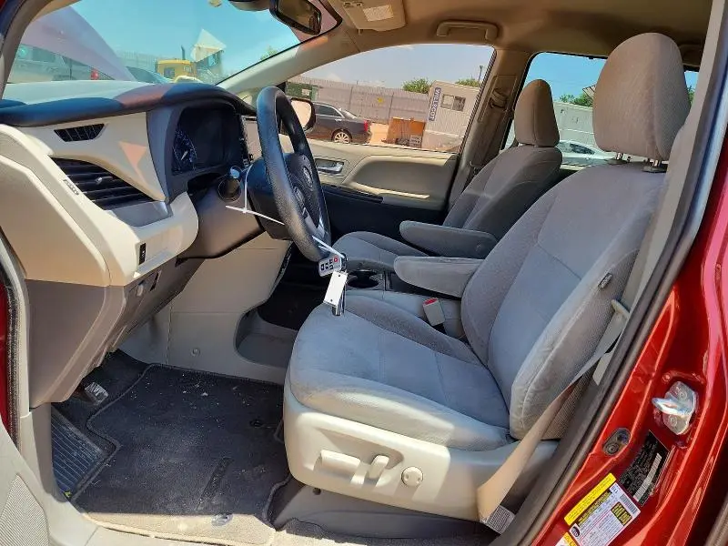 2019 TOYOTA SIENNA LE  