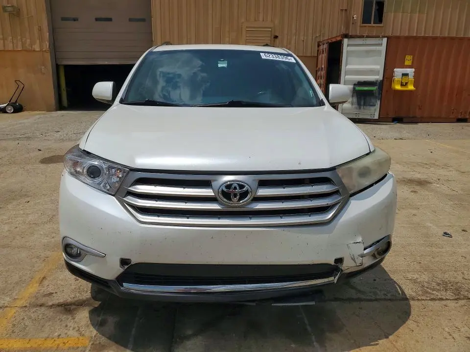 2011 TOYOTA HIGHLANDER SE  