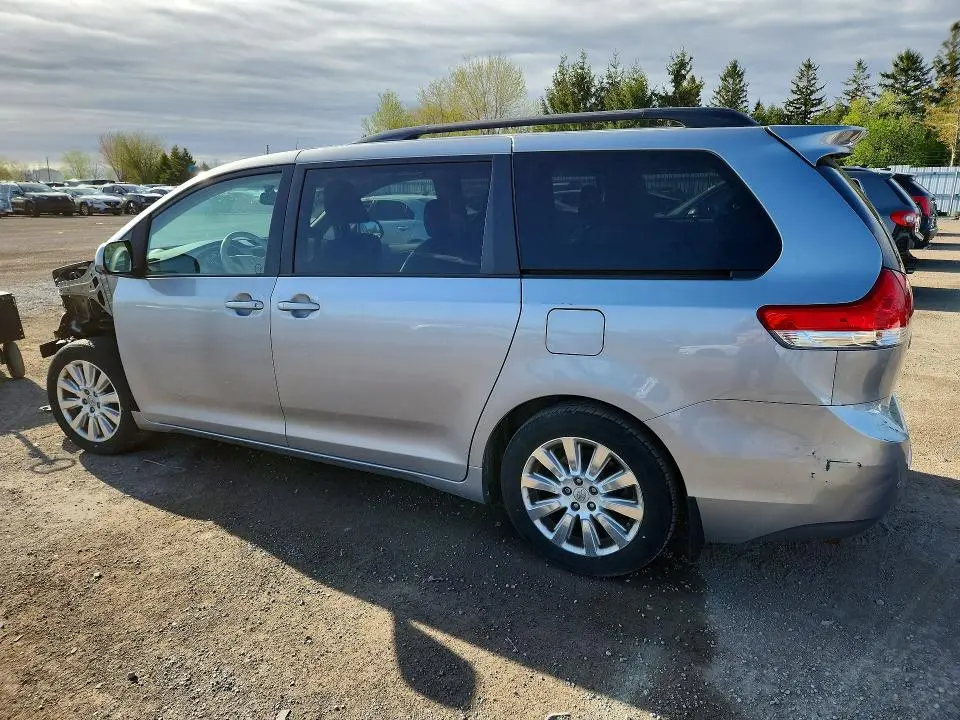 2014 TOYOTA SIENNA XLE 8-PASSENGER  
