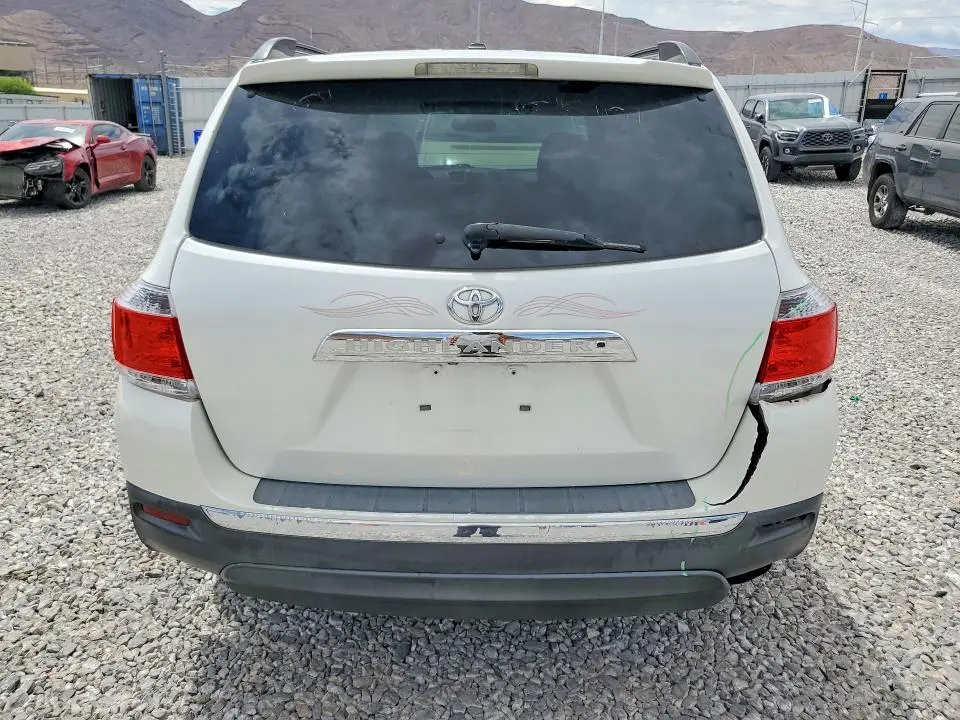 2012 TOYOTA HIGHLANDER SE  