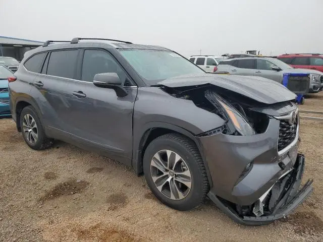 2022 TOYOTA HIGHLANDER XLE  