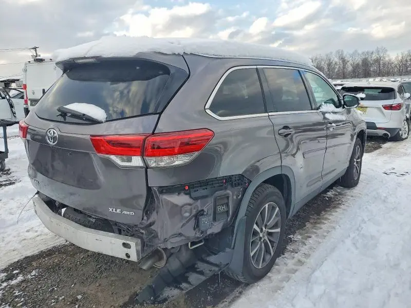 2019 TOYOTA HIGHLANDER SE  