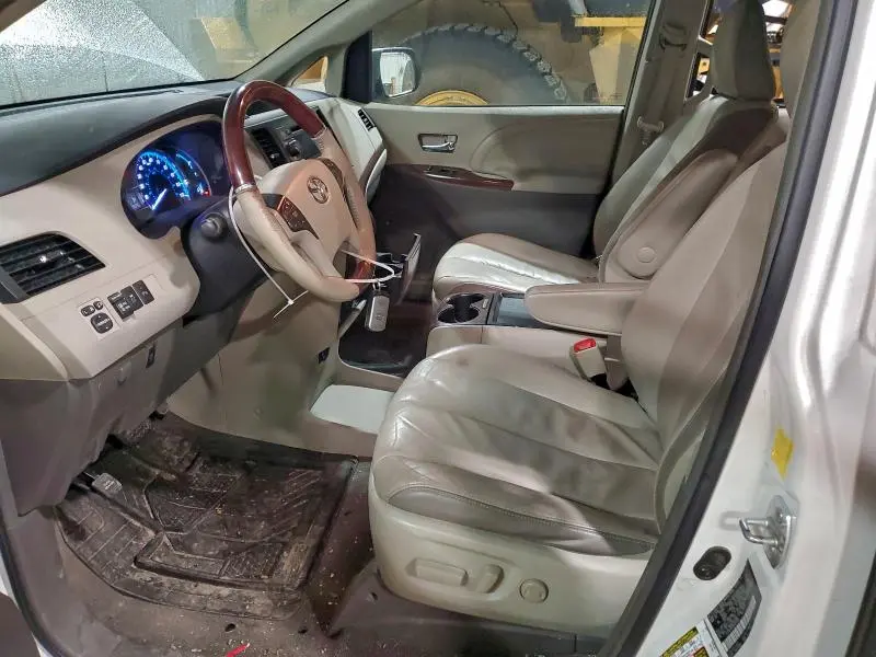 2011 TOYOTA SIENNA XLE  