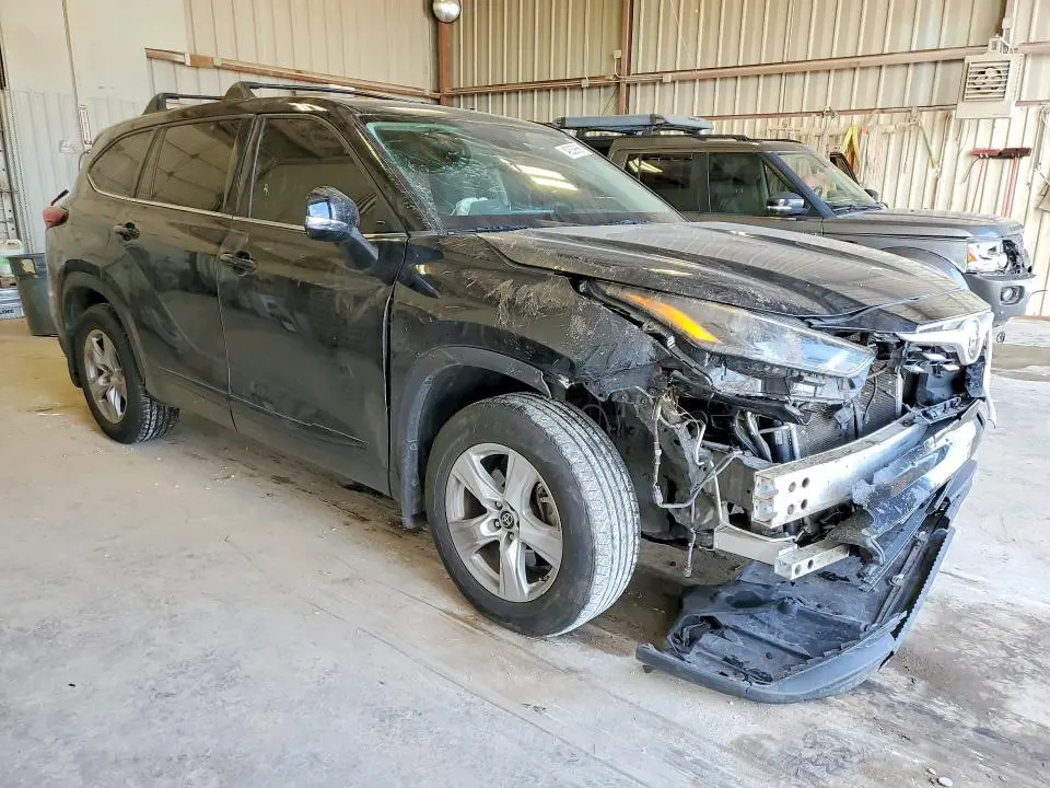 2022 TOYOTA HIGHLANDER LE  