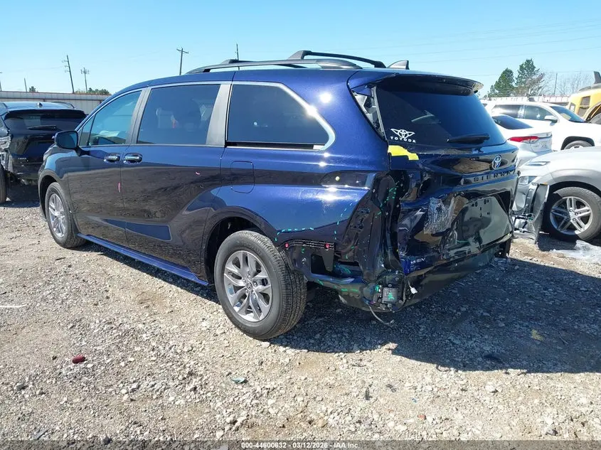 2025 TOYOTA SIENNA XLE