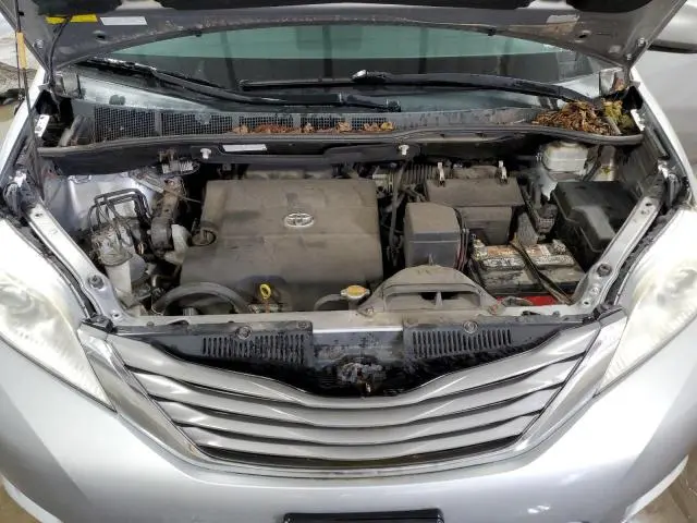 2013 TOYOTA SIENNA XLE  