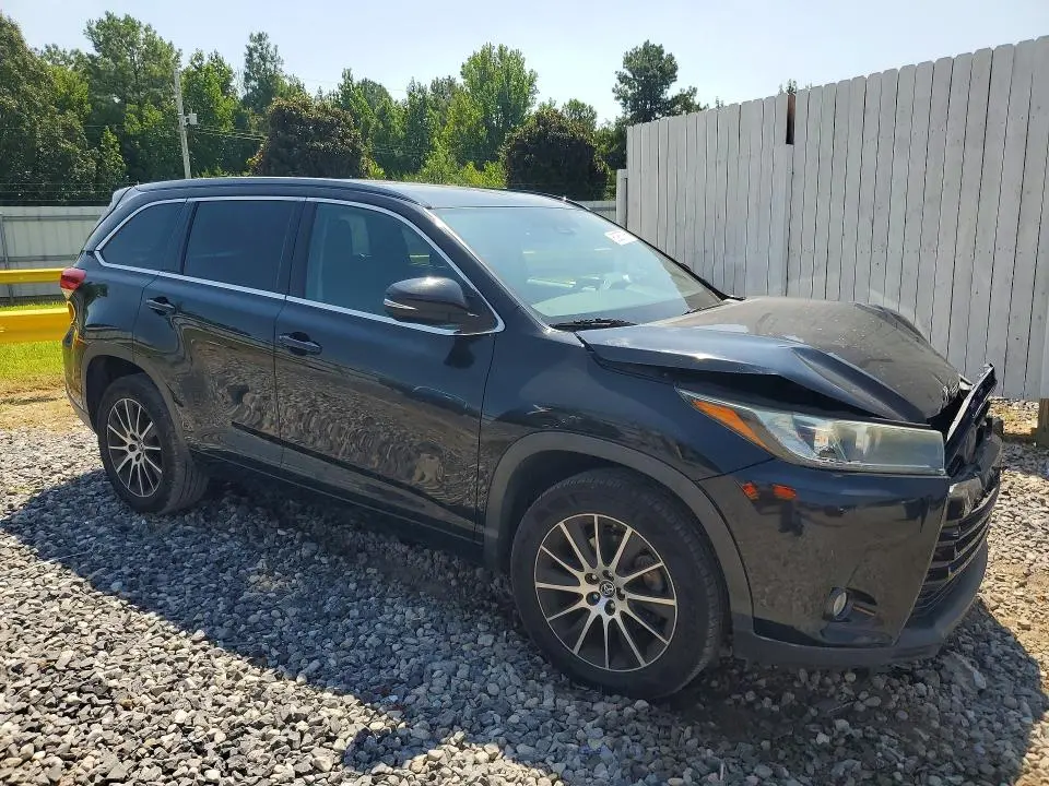 2018 TOYOTA HIGHLANDER SE  
