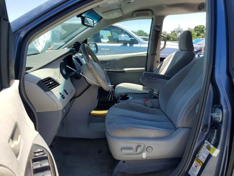 2014 TOYOTA SIENNA LE  