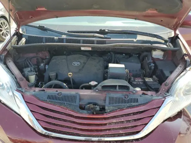 2017 TOYOTA SIENNA LE  