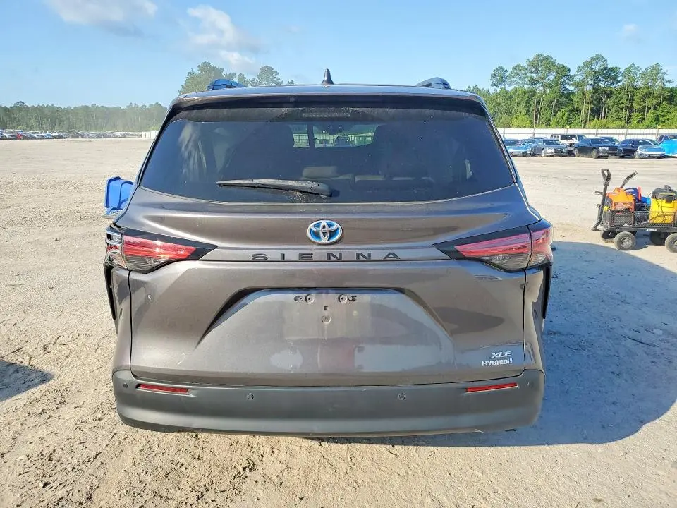 2021 TOYOTA SIENNA XLE  
