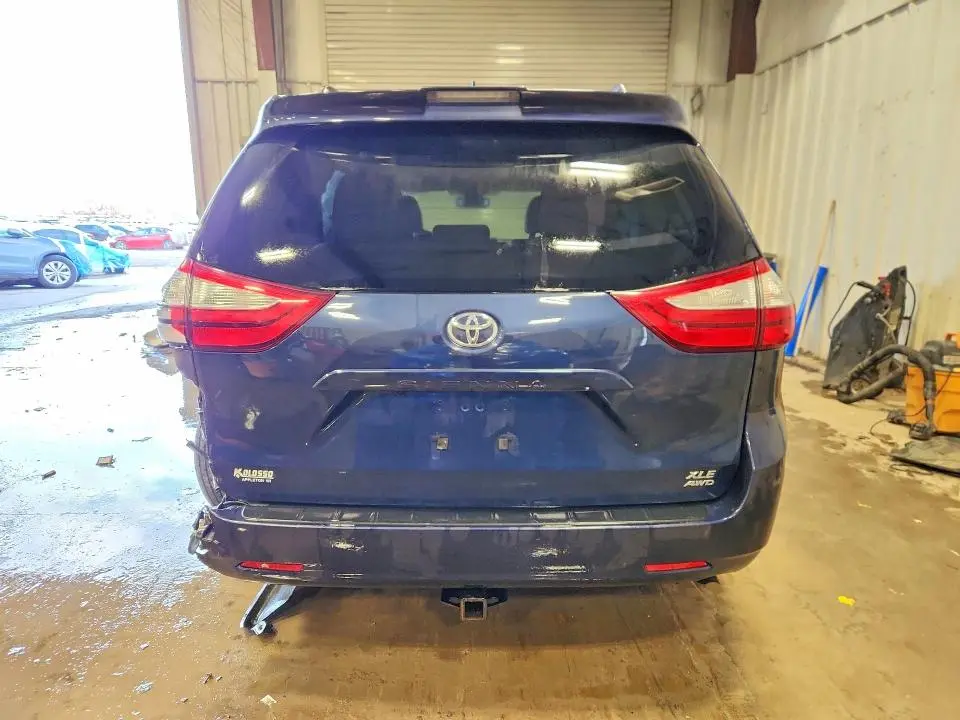 2018 TOYOTA SIENNA XLE  