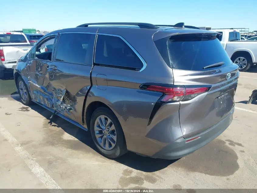 2022 TOYOTA SIENNA LE