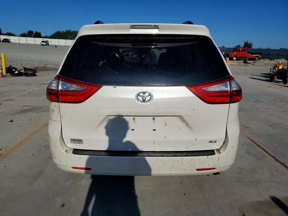 2017 TOYOTA SIENNA XLE PREMIUM 8-PASSENGER  
