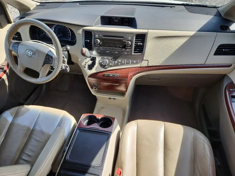 2014 TOYOTA SIENNA XLE 8-PASSENGER  