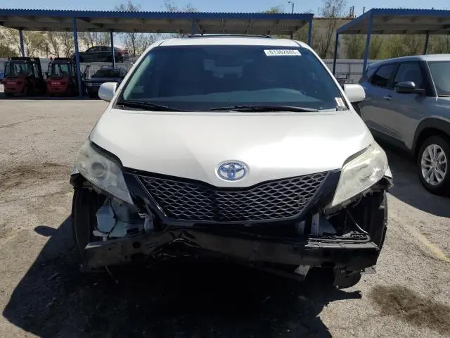 2016 TOYOTA SIENNA XLE  