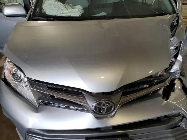 2020 TOYOTA SIENNA XLE  