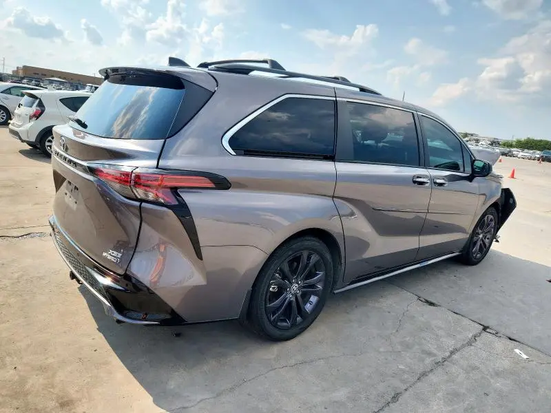 2022 TOYOTA SIENNA XSE  
