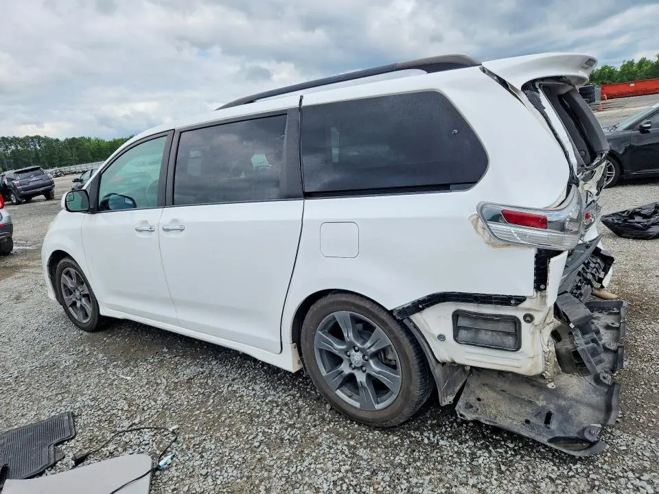 2017 TOYOTA SIENNA SE  