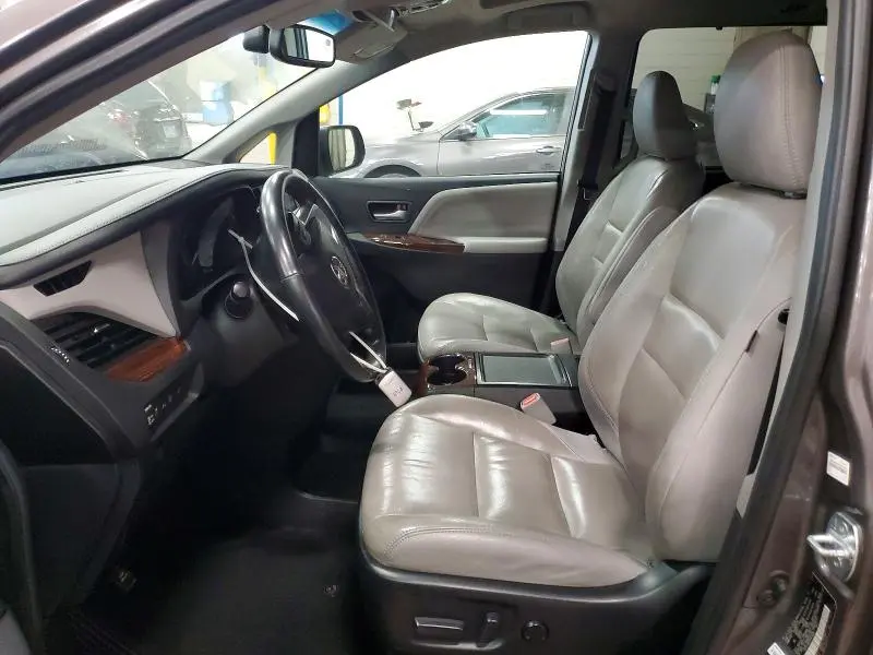 2017 TOYOTA SIENNA LIMITED PREMIUM 7-PASSENGER  