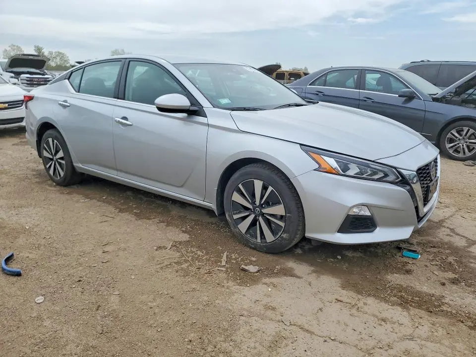 2022 NISSAN ALTIMA SV  