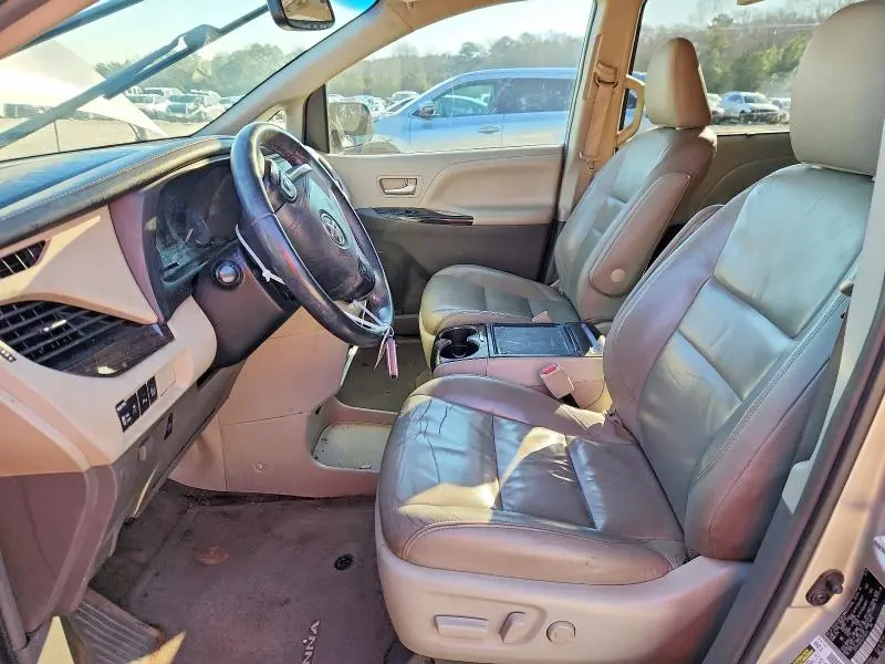 2016 TOYOTA SIENNA XLE  