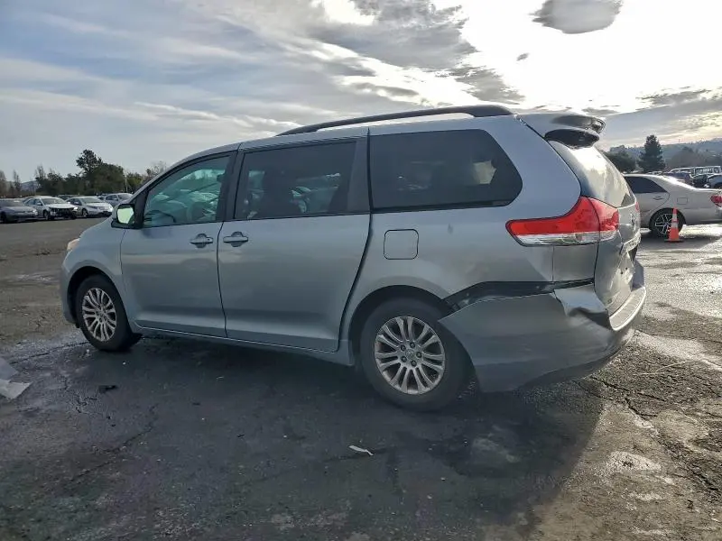 2013 TOYOTA SIENNA XLE 8-PASSENGER  