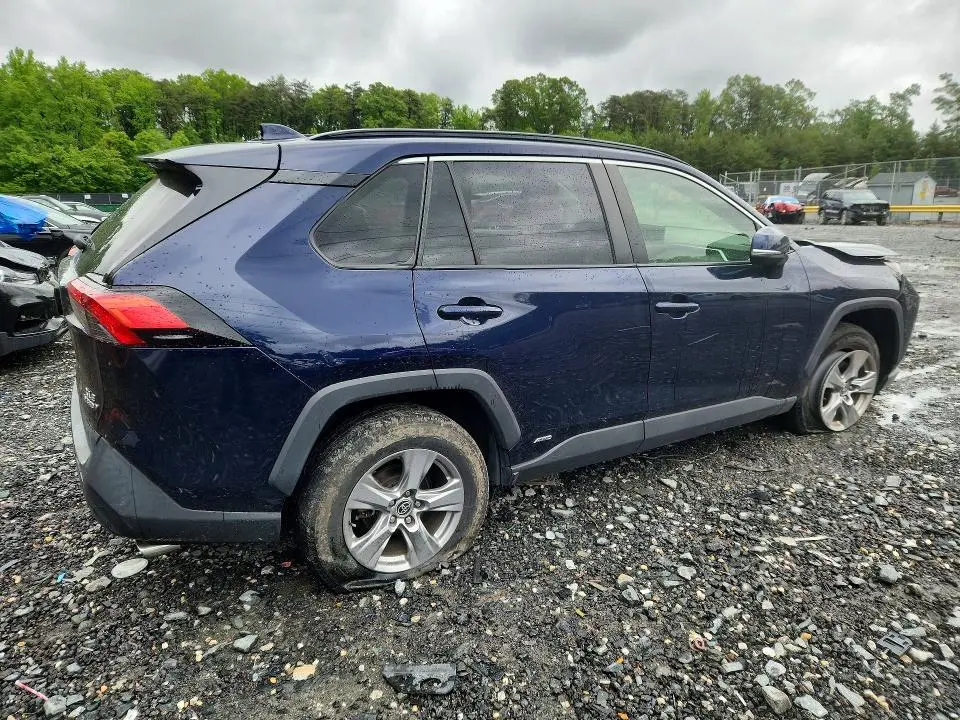 2022 TOYOTA RAV4 XLE  