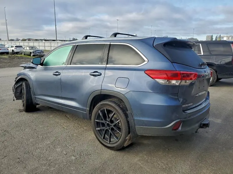 2017 TOYOTA HIGHLANDER SE  