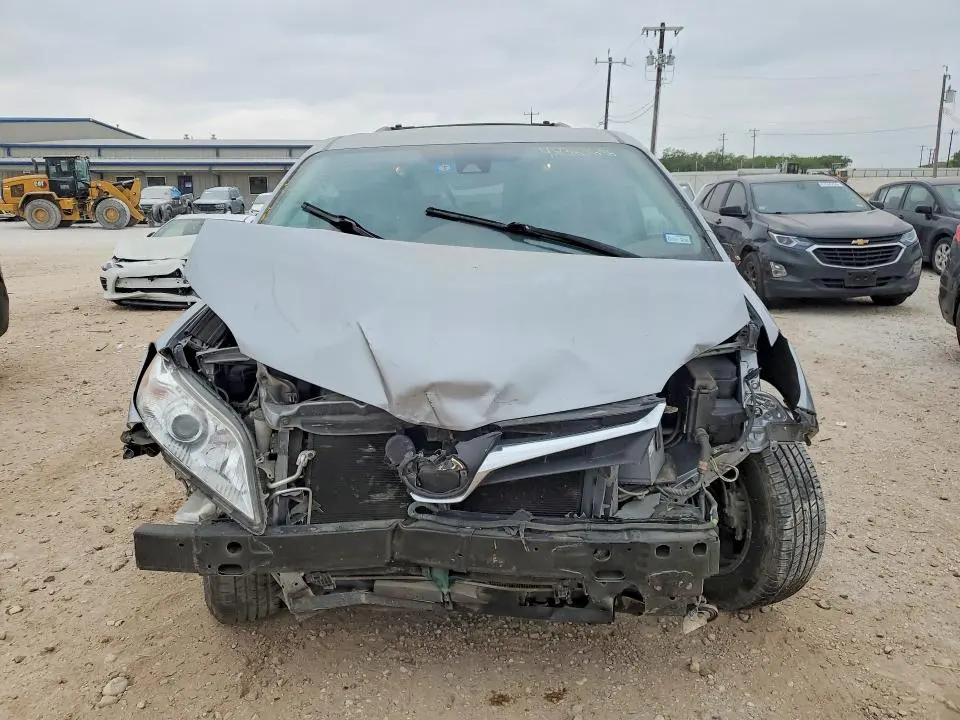 2018 TOYOTA SIENNA LE 8-PASSENGER  