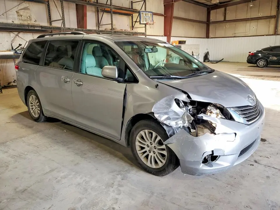 2013 TOYOTA SIENNA XLE  