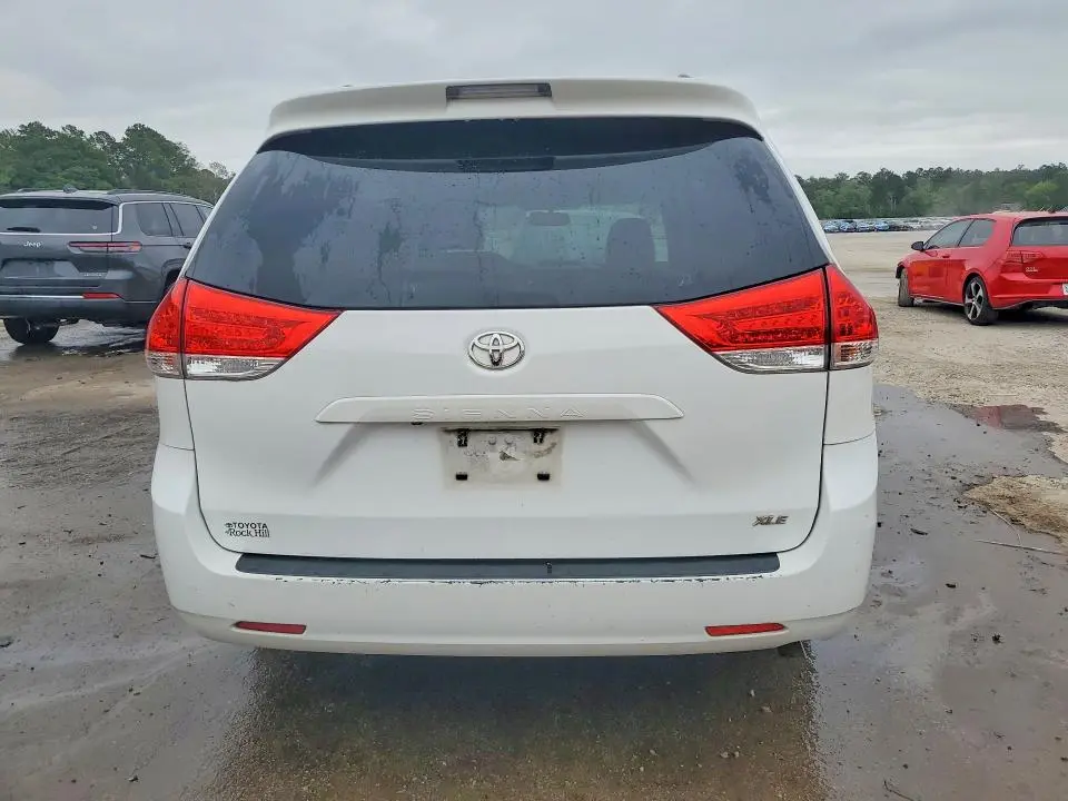 2014 TOYOTA SIENNA XLE 8-PASSENGER  