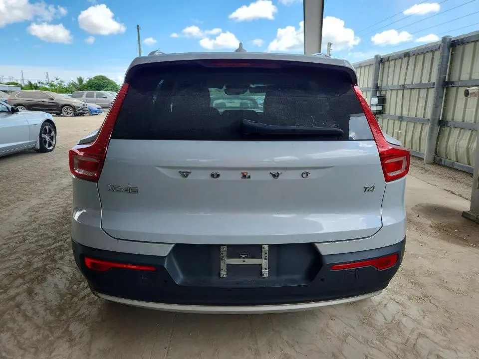 2020 VOLVO XC40 T4 MOMENTUM  