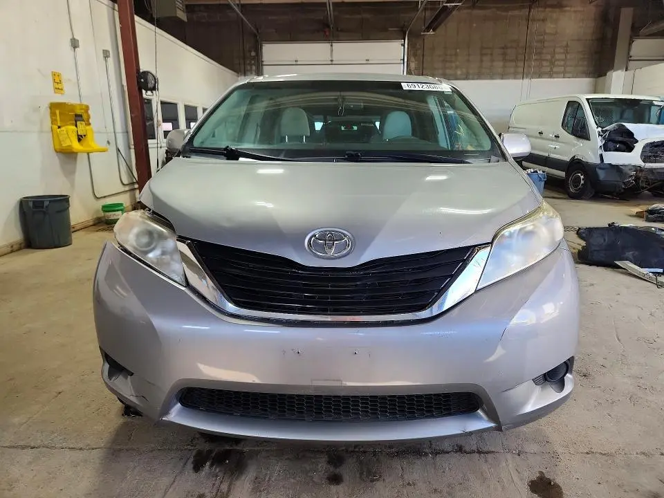 2011 TOYOTA SIENNA LE  
