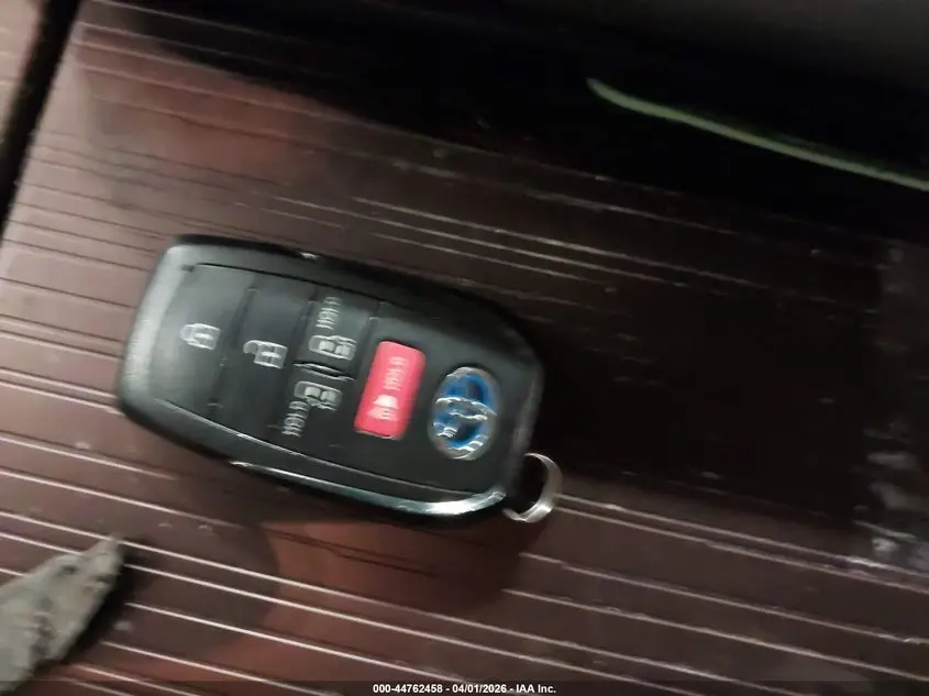 2021 TOYOTA SIENNA LE